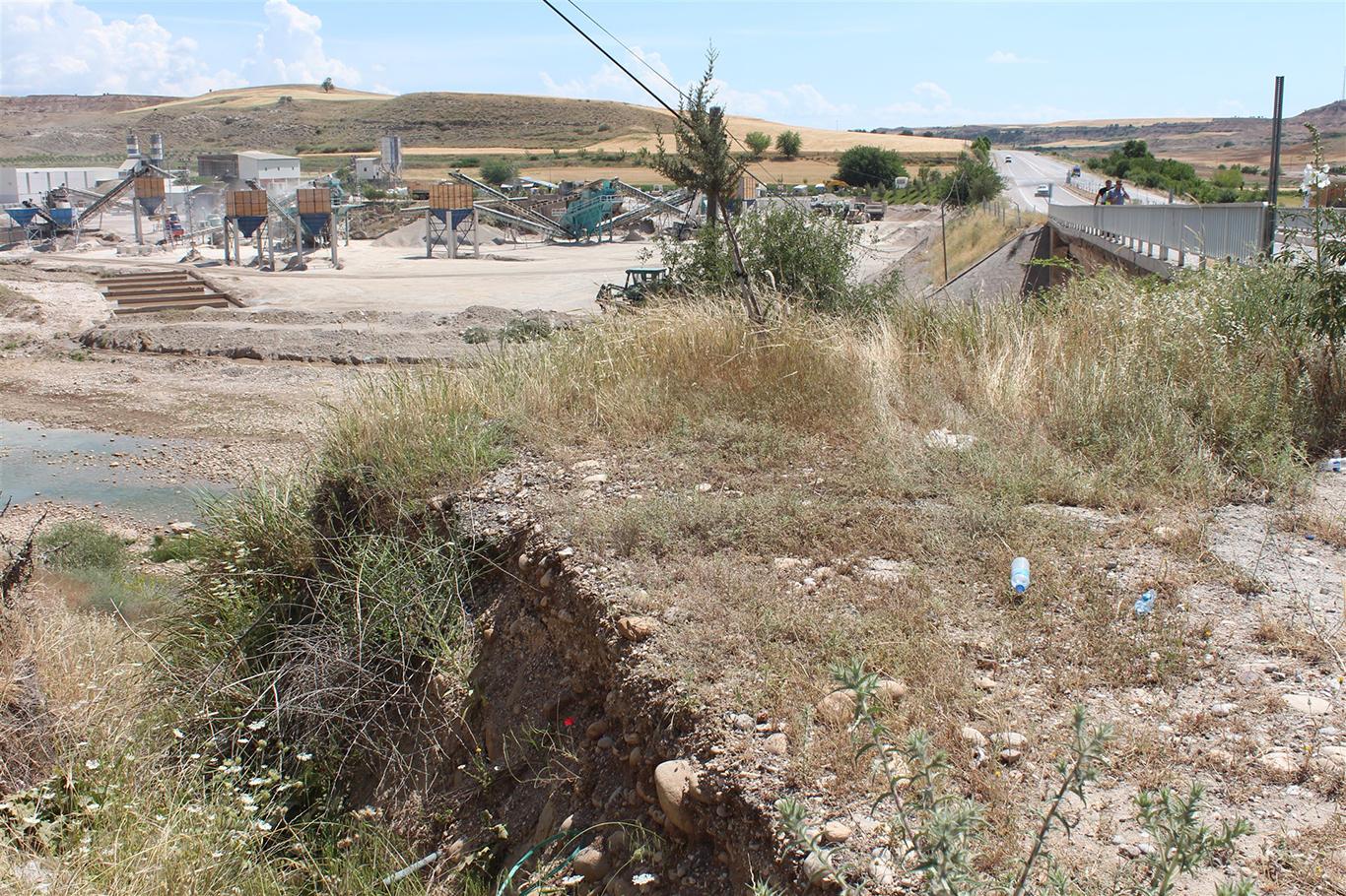 Otomobil dere yatağına uçtu: 2 ölü 3 yaralı Otomobil dere yatağına uçtu: 2 ölü 3 yaralı
